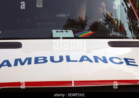 Voiture ambulance avec un drapeau arc-en-ciel sur la fenêtre lors de la Budapest Pride march à Budapest, Hongrie Banque D'Images