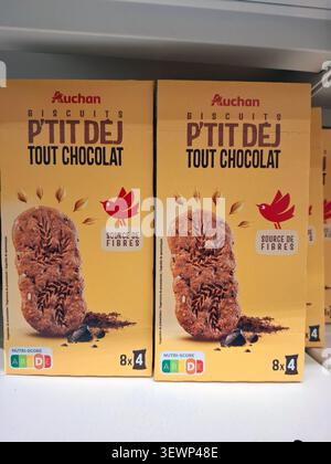 AVIGNON, FRANCE - 31 octobre 2025.les biscuits du petit-déjeuner sont stockés sur une étagère dans une station-service en Provence, France. Les biscuits sont de Auchan et ha Banque D'Images