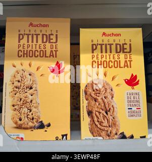 AVIGNON, FRANCE - 31 octobre 2025.les boîtes à biscuits Auchan pour le petit-déjeuner reposent sur une étagère d'une station-service en Provence, France. Les biscuits contiennent du choco Banque D'Images