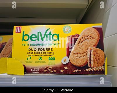 AVIGNON, FRANCE - 31 octobre 2025.Une boîte de biscuits belVita Duo fourré au chocolat et aux noisettes se trouve sur l'étagère d'une station-service en Provence, France. Banque D'Images