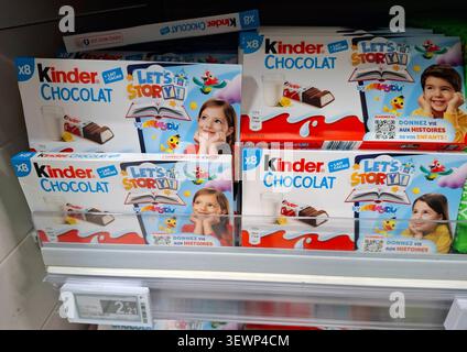 AVIGNON, FRANCE - 31 octobre 2025. Kinder chocolat Let's Story packs sont soigneusement disposés sur une étagère de supermarché dans une station-service. Banque D'Images