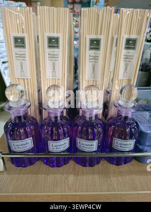 AVIGNON, FRANCE - 31 octobre 2025.des bouteilles en verre de diffuseurs de roseau de lavande se tiennent sur une étagère en bois dans un magasin. Le magasin est situé en Provence, France Banque D'Images