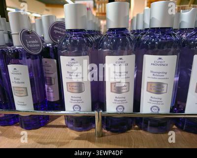 AVIGNON, FRANCE - 31 octobre 2025. Une étagère présente différents produits de soins personnels esprit Provence. Shampooing relaxant et eau de toilette sont arrangés Banque D'Images