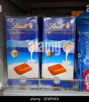 AVIGNON, FRANCE - 31 octobre 2025. Les barres de chocolat au lait Lindt L'authentique lait Extra fin sont alignées sur une étagère de magasin en Provence, France. Le brick Banque D'Images