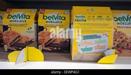 AVIGNON, FRANCE - 31 octobre 2025.LU belVita des biscuits moelleux à saveur de noisette choco sont exposés sur une étagère de vente au détail en Provence, France. Personnalisé Banque D'Images