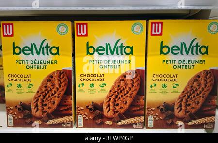 AVIGNON, FRANCE - 31 octobre 2025.LU belVita petit déjeuner des biscuits au chocolat sont alignés sur une étagère de supermarché en Provence, France. Le Banque D'Images