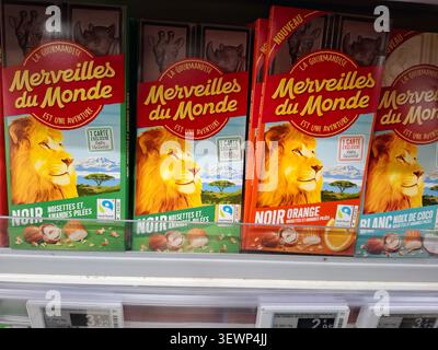 AVIGNON, FRANCE - 31 octobre 2025.les tablettes de chocolat merveilles du monde sont exposées sur une étagère de magasin. Les bars présentent des illustrations de la faune et un Banque D'Images