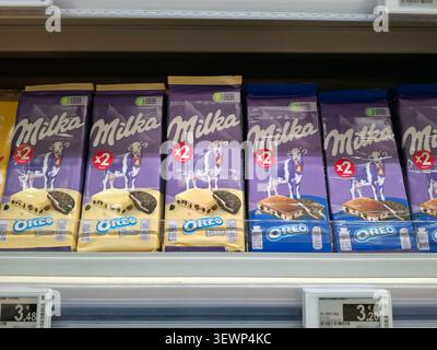 AVIGNON, FRANCE - 31 octobre 2025.les tablettes de chocolat Milka Oreo Blanc sont exposées dans une station-service en Provence, France. Les packs contiennent Oreo cookie Banque D'Images