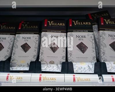 AVIGNON, FRANCE - 31 octobre 2025.le chocolat Villars lait Suisse est soigneusement disposé sur une étagère dans un dépanneur de station-service en Provence, France. Banque D'Images