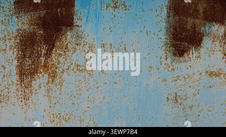texture de vieux métal avec de la rouille. La surface est couverte de corrosion profonde, de grandes taches brunes, de stries et d'une fine éruption rouillée. Une toile de fond rugueuse et brutale Banque D'Images