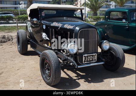 Vue de trois quarts avant d'un cabriolet classique Ford Model B de 1932 en peinture noire, modifié avec un compartiment moteur ouvert et garé à l'extérieur Banque D'Images