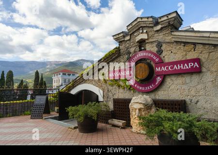 L'entrée du célèbre complexe de dégustation de vins Massandra sur fond de montagnes pittoresques. Banque D'Images