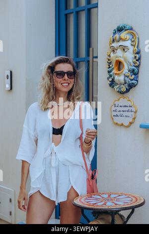 La mode rencontre l'artisanat local dans un goût authentique de voyage d'été sicilien. Banque D'Images