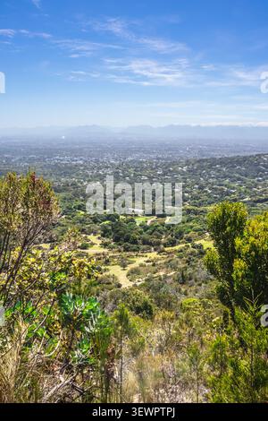 Vue panoramique sur le jardin botanique de Kirstenbosch et le Cap depuis table Mountain Banque D'Images