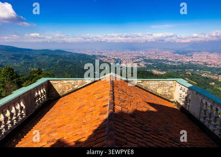 Vue panoramique sur la ville de Turin et les Alpes depuis le dôme de la Basilique di Superga Banque D'Images