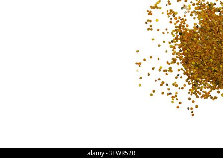 Granules de pollen d'abeille isolés sur fond blanc avec espace de copie. Ingrédient superalimentaire naturel pour une nutrition saine et des compléments alimentaires. Banque D'Images