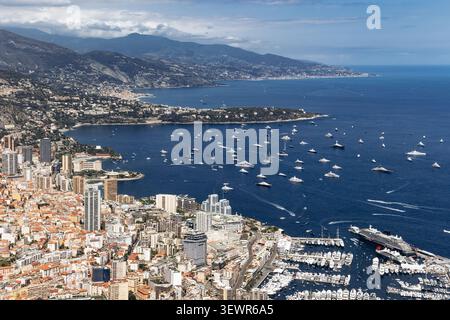 Vue aérienne panoramique de la Principauté de Monaco depuis TETE de chien surplombant Port Hercule, Monte Carlo et la mer Méditerranée Banque D'Images