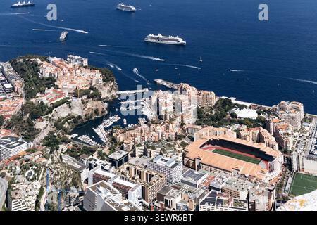 Paysage urbain de Monaco avec Palais Prince Port Hercules quartier Fontvieille et stade Louis II vu de TETE de chien Banque D'Images