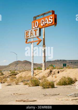Signalisation de station-service ancienne abandonnée à Halloran Springs, Californie Banque D'Images