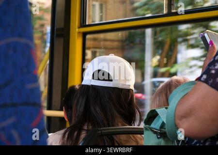 KIEV, UKRAINE - JUIN 2026 : les passagers montent à bord d'un trolleybus municipal lors d'un voyage de jour à Kiev. Tous les jours, les transports en commun se connectent Banque D'Images