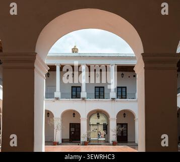 Cordoue, Cordoue, Argentine - 8 décembre 2017 : Cour voûtée du Cabildo de la Ciudad de Cordoue, Argentine architecture Banque D'Images