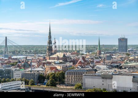 Vue imprenable sur Riga vieille ville de Riga avec clochers historiques d'église, toits traditionnels et la rivière Daugava sous un ciel d'été lumineux. Pour trave Banque D'Images