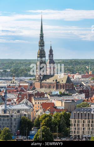 Couches de la vieille Europe avec vue surélevée sur Riga où les tours de l'église médiévale, les toits historiques et les bâtiments de la ville moderne. Patrimoine, architecture et Banque D'Images