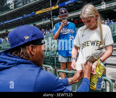 Milwaukee, United States. 28th June, 2026. Milwaukee Brewers relief pitcher Abner Uribe signs autographs for fans before the start of the MLB game between the Chicago Cubs and the Milwaukee Brewers at American Family Field in Milwaukee, Wisconsin on Sunday, June 28, 2026. Photo by Tannen Maury/UPI Credit: UPI/Alamy Live News Banque D'Images
