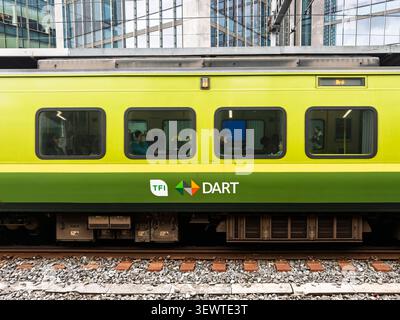 Voyageurs en train, voyageurs ferroviaires sur les transports publics Dart Dublin Area Rapid transit train, Tara Street Station, Dublin, Irlande Banque D'Images
