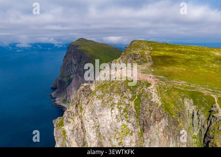 Vue aérienne de la falaise de Ryten sur les îles Lofoten, Norvège Banque D'Images