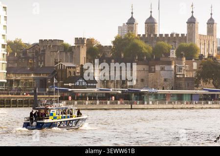 La police métropolitaine navigue sur la Tamise en passant devant Tower Millennium Pier et la Tour de Londres lors d'une mission pour Thames Clippers. Banque D'Images