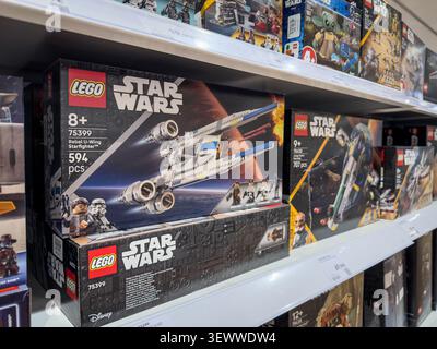 MADRID, ESPAGNE - 27 FÉVRIER 2026 : les ensembles LEGO Star Wars exposés dans un magasin à Madrid, emballage Rebel U-Wing Starfighter, un symbole de la merch STAR Wars Banque D'Images