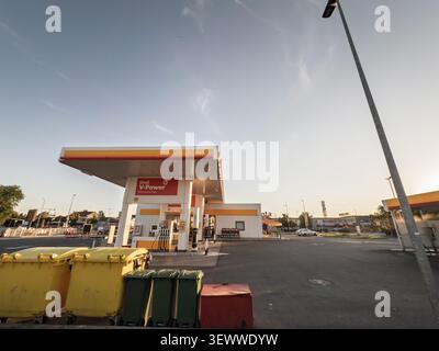 NOVI SAD, SERBIE - 7 JUIN 2026 : logo Shell et marque de carburant V-Power sur une station-service à Novi Sad, Serbie, avec des pompes, Shell est un d britannique Banque D'Images