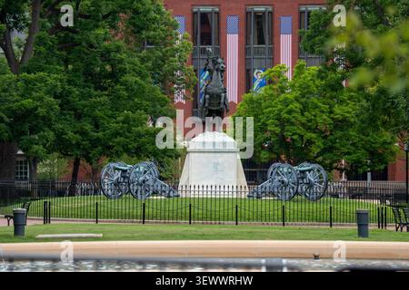 Washington, DC, États-Unis. 28 juin 2026. Cannon entoure maintenant la statue d'Andrew Jackson dans Lafayette Park après qu'ils ont été rendus après une restauration pluriannuelle le 28 juin 2026. Le président Trump a ordonné la rénovation du parc qui se trouve en face de la Maison Blanche plus tôt cette année et il ouvrira probablement pour les célébrations du 4 juillet. (Crédit image : © Andrew Leyden/ZUMA Press Wire) USAGE ÉDITORIAL SEULEMENT ! Non destiné à UN USAGE commercial ! Banque D'Images
