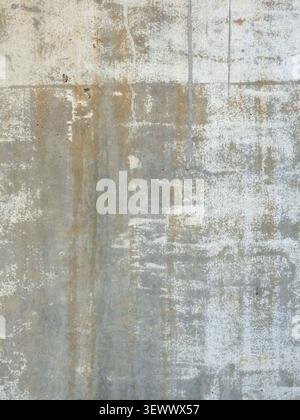 Texture de mur en béton altéré avec taches, fissures et détails de surface détériorés. Fond de grunge industriel avec motif de ciment vieilli, urbain Banque D'Images