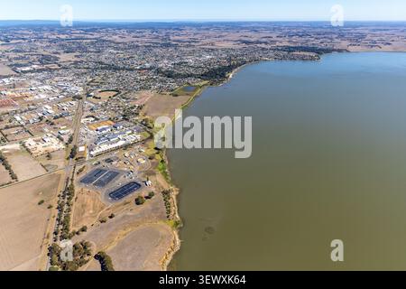 Vue aérienne des rives du lac Colac, zone industrielle et logements résidentiels à Colac, Victoria, Australie Banque D'Images
