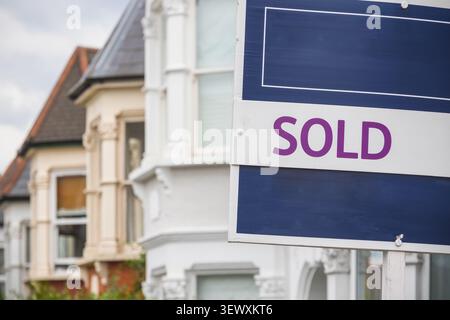 Signe vendu affiché à l'extérieur d'une maison mitoyenne à Harringay, Londres Banque D'Images