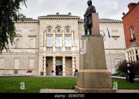 National Gallery of Ireland et statue de William Dargan à Dublin Banque D'Images