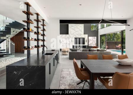 Superbe intérieur de maison moderne avec plan d'étage ouvert Banque D'Images