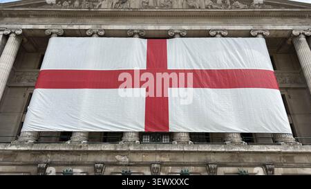 Angleterre immense drapeau de St Georges affiché sur la place du vieux marché de Nottingham sur la Maison du Conseil pour montrer son soutien à l'Angleterre pendant la Coupe du monde de la FIFA Banque D'Images