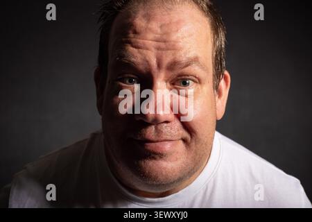 Portrait rapproché drôle de l'homme avec une expression faciale humoristique Banque D'Images