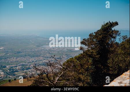 Vue panoramique sur Trapani et les marais salants depuis le mont Erice Banque D'Images