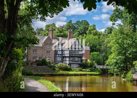 Par une journée lumineuse, la maison Packet se dresse fièrement à côté des eaux tranquilles du canal Bridgewater à Worsley. Une végétation luxuriante entoure ce site historique Banque D'Images