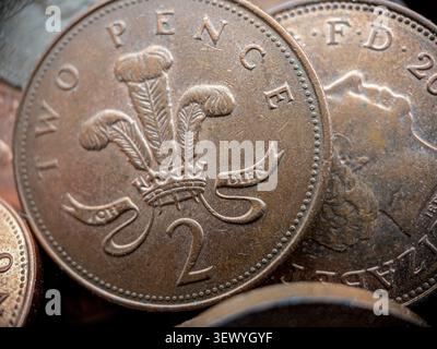 Les pièces de monnaie se rassemblent à Bury England. L'accent est mis sur une pièce de deux pence montrant un dessin de couronne et l'année de frappe. Banque D'Images