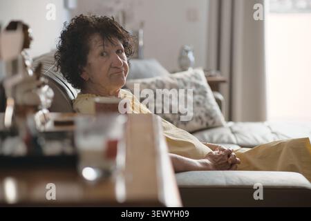Femme âgée réfléchie se sentant isolée et solitaire à la maison Banque D'Images