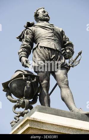 Gros plan de la statue de bronze de Sir Francis Drake sur Plymouth Hoe, Devon, juin 2026 Banque D'Images