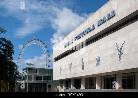Vue extérieure du Royal Festival Hall. Salle de concert, de danse et de conférences au Southbank Centre à Londres, en Angleterre, dans un style architectural brutaliste Banque D'Images