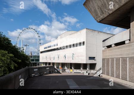 Vue extérieure du Royal Festival Hall. Salle de concert, de danse et de conférences au Southbank Centre à Londres, en Angleterre, dans un style architectural brutaliste Banque D'Images