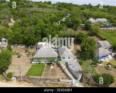 Vue détaillée d'un petit village entouré de jardins et de verdure luxuriante, vue aérienne, Molovata, quartier Dubasari, rivière Dniestr, Nistru, République o Banque D'Images