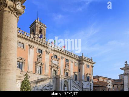 La pièce maîtresse de la colline du Capitole est la Piazza del Campidoglio, conçue de manière magistrale. De splendides bâtiments ressemblant à des palais encadrent la place sur trois Banque D'Images